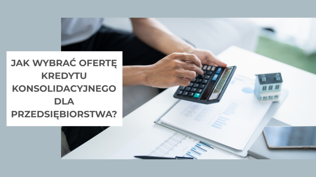 kobieta liczy na kalkulatorze na biurku