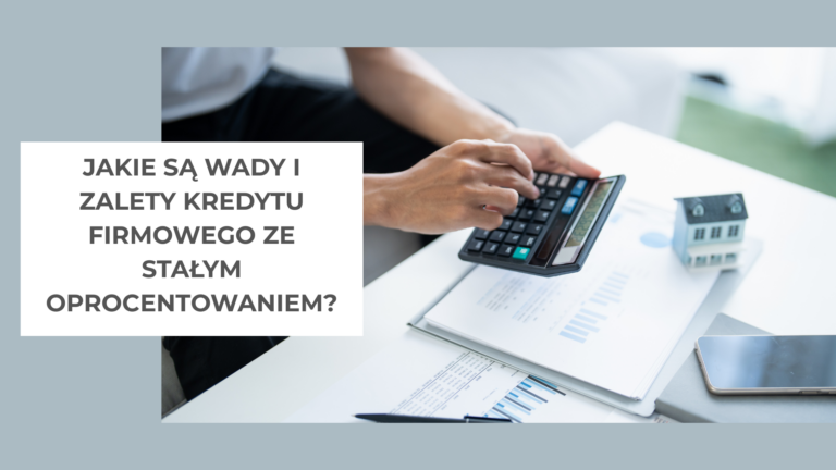 kobieta liczy na kalkulatorze nad stołem na którym leżą dokuemnty