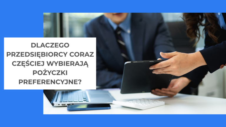 mężczyzna siedzi przy biurku na którym leży otwarty laptop. Kobieta pokazuje mu coś na tablecie