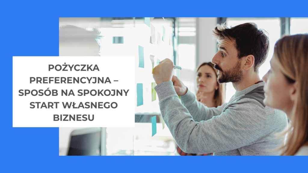 trzy osoby stoją przed ą tablicą na szklaną tablicą na której naklejone są kartki z pomysłami