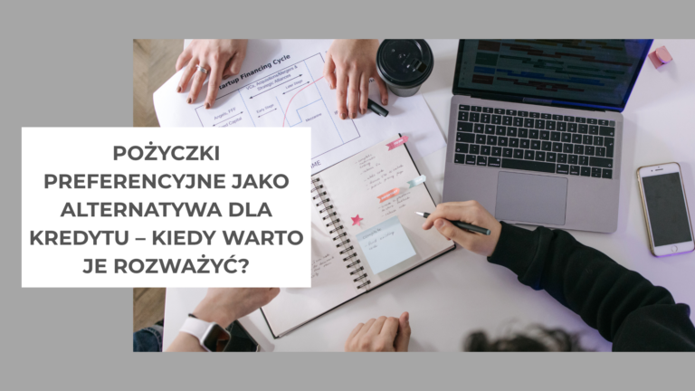 ręcę nad stołem z dokumentami