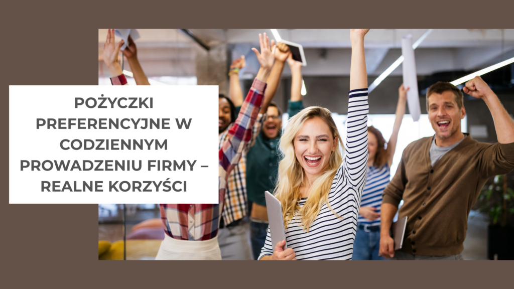 grupa uśmiechniętych ludzi trzyma ręce w górze
