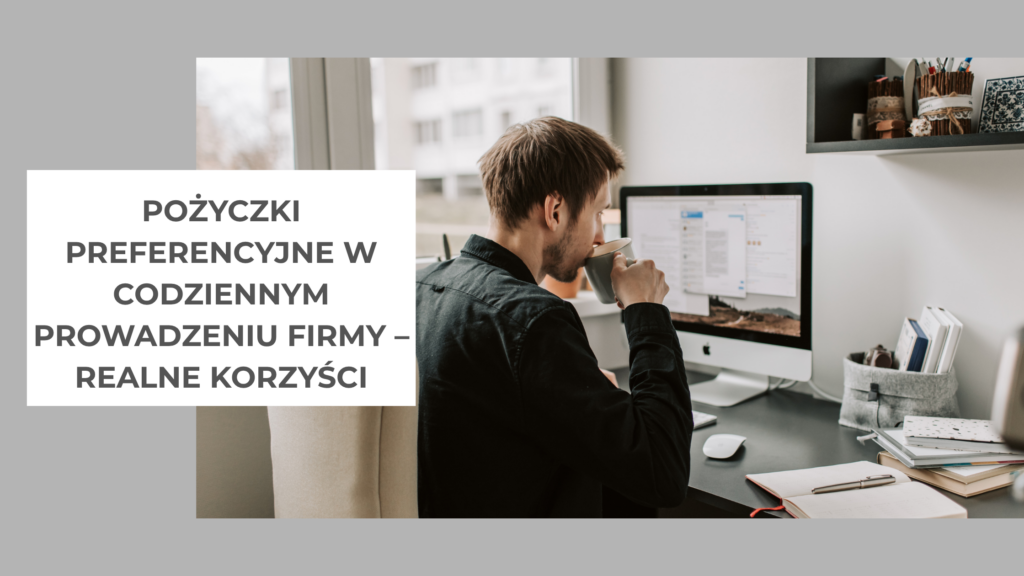 mężczyzna siedzi przy biurku na którym umieszczony jest monitor
