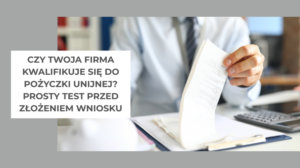 mężczyzna w białej koszuli siedzi przy stole i przegląda dokumenty
