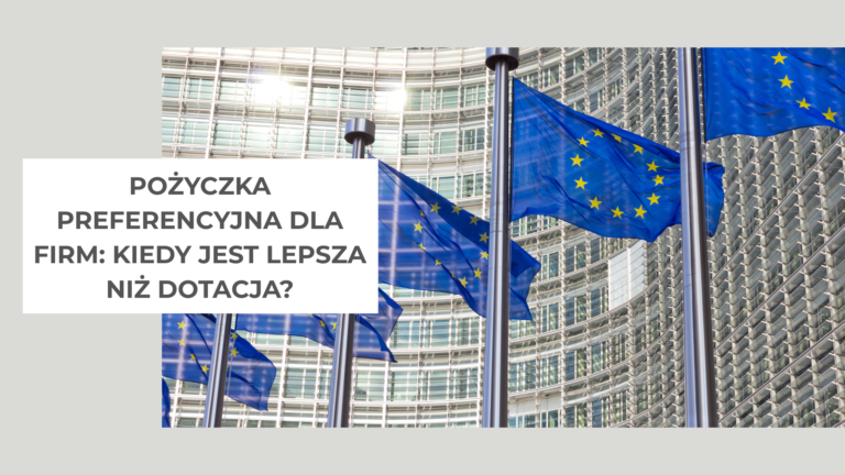 Flagi unii europejskiej na tle parlamentu europejskiego
