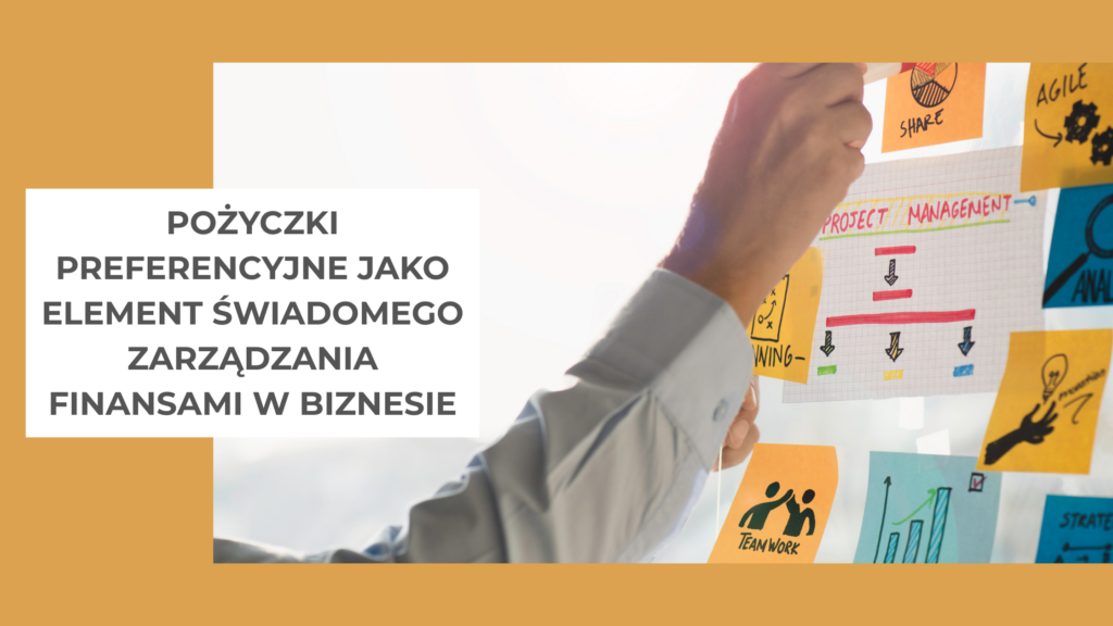 ręka w białej koszuli przykleja kartki z pomysłami na białej tablicy  