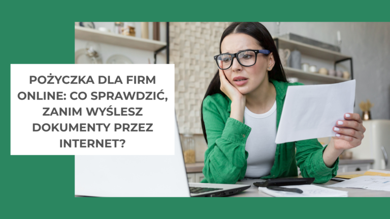 kobieta w zielonej marynarce trzyma kartkę papieru i patrzy w ekran komutera