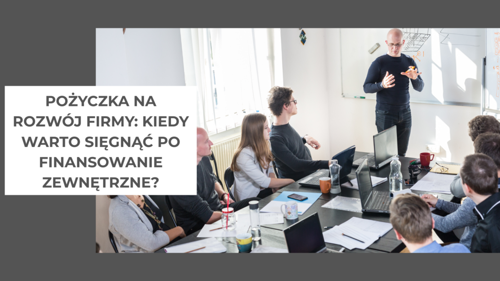 grupa ludzi siedzi w biurze przy stole i patrzy na osobe prezentującą