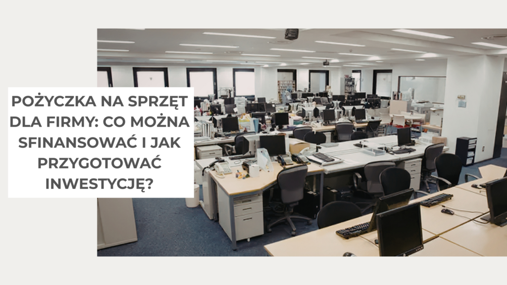 pomieszczenie biurowe wypełnione biurkami i sprzętem komputerowym