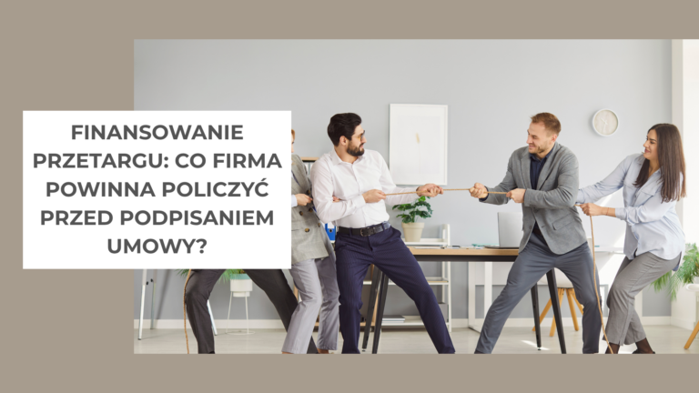 dwie drużyny dwuosobowe przeciągają linkę w biurze